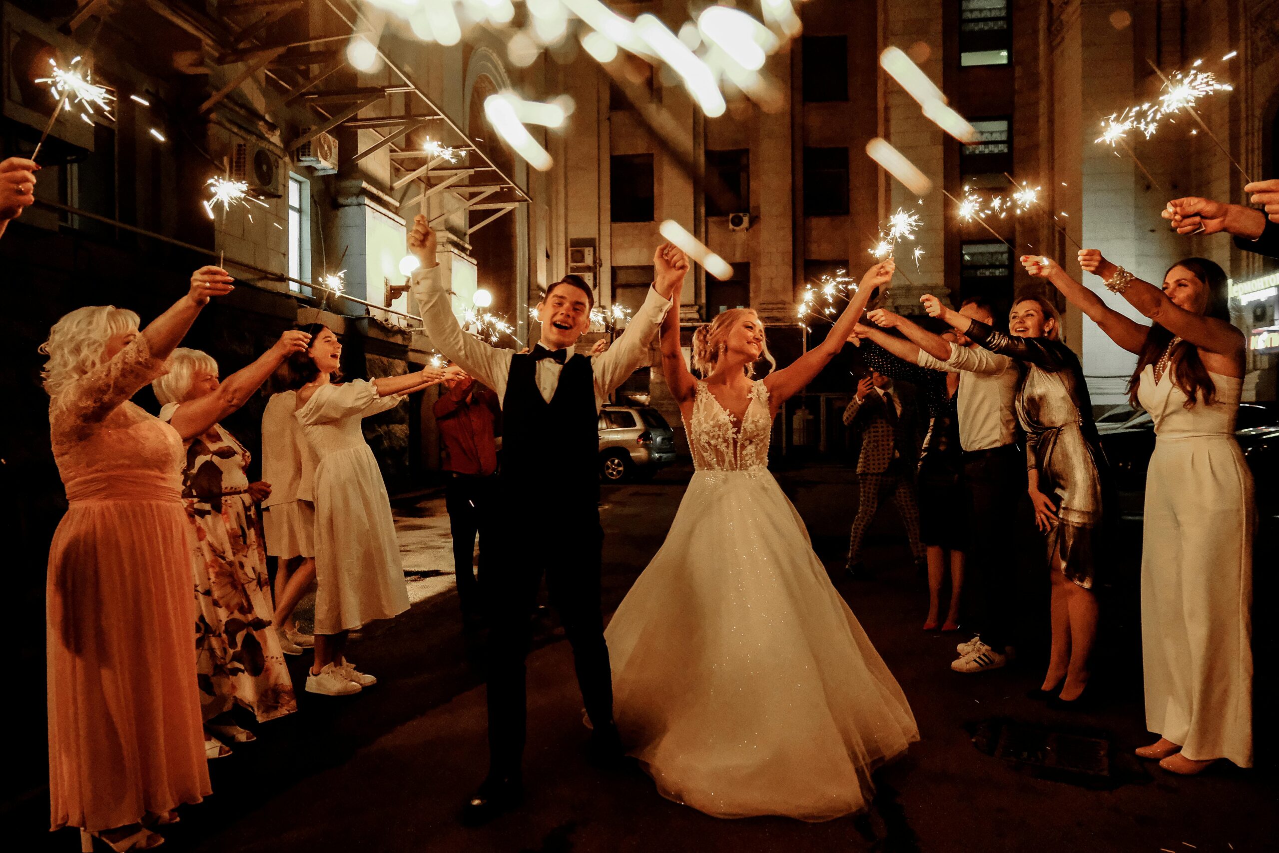 Bride and bridal enjoys in firework wedding in church Couple Kisses in PArty of Wedding | American Top Dj | MQI